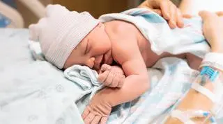 Na czym polega odtworzenie porodu naturalnego? "Zawinął ją w kulkę, postawił na głowie i przeciągnął po macie" 