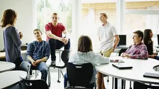 Czy 18-letni uczeń może sam usprawiedliwić nieobecność? Prawno jest jasne, co na to nauczyciele?