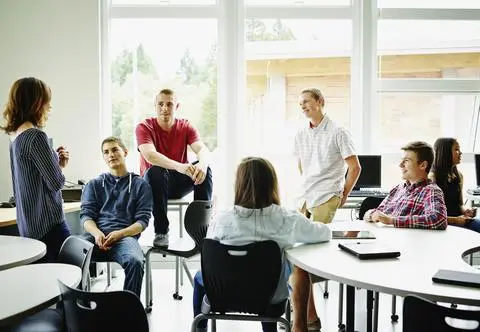 Czy 18-letni uczeń może sam usprawiedliwić nieobecność? Prawno jest jasne, co na to nauczyciele?
