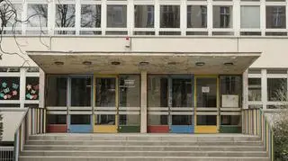 Atak nożownika przed szkołą podstawową. 12-latka w ciężkim stanie trafiła do szpitala
