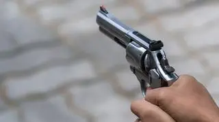 8-latka została postrzelona na szkolnym boisku. Policja zatrzymała trzech mężczyzn 
