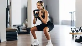 Kettlebell: plan treningowy – jak zacząć ćwiczyć z hantlą kettlem?