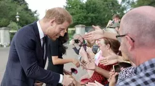 Książę Harry rozczulił jednym gestem podczas witania się z rodakami