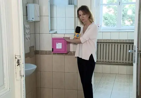 Różowe skrzyneczki ułatwiają życie krakowskich uczennic. "Zależy nam, żeby ściągać społeczne tabu"