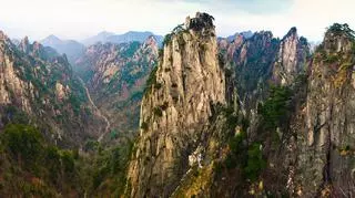 Hua Shan – jedna z najniebezpieczniejszych gór na świecie. Jak dostać się na świętą górę taoizmu?