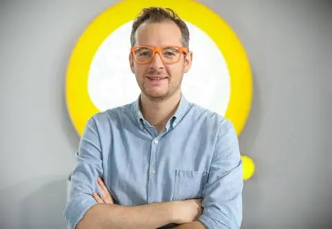 Tadeusz Müller wziął ślub. Uroczystość odbyła się na łodzi. Jak wyglądała panna młoda? 