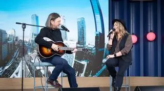 Justyna Majkowska i Piotr Cejdler w piosence "Podaj dalej" na scenie Dzień Dobry TVN