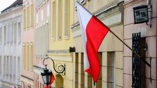 Flagi Polski na budynkach