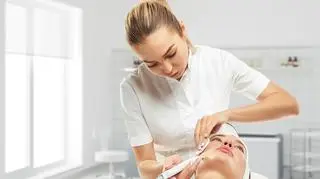 Kiedy warto zacząć stosować zabiegi anti aging? "Ok. 20. roku życia kobieta zaczyna się starzeć" 