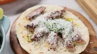 Grillowany stek z antrykotu na podpłomyku serowo – czosnkowym ze świeżymi ziołami i parmezanem