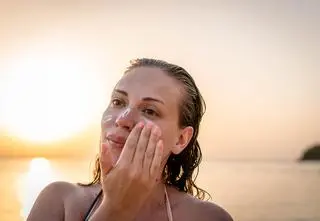 Pokazała co może się stać, jeśli użyjesz starego kremu do opalania. "Uratowałaś moją rodzinę"