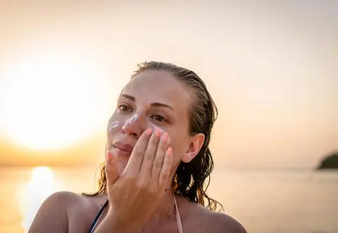 Pokazała co może się stać, jeśli użyjesz starego kremu do opalania. "Uratowałaś moją rodzinę"
