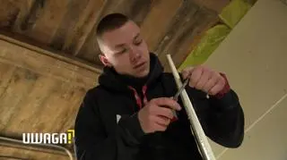 Nastolatek rzucił szkołę, by zarobić na dom dla rodziny