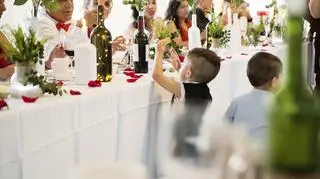 Dzieci plątały się między nogami pary młodej. Internauci są oburzeni na rodziców pociech