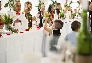 Dzieci plątały się między nogami pary młodej. Internauci są oburzeni na rodziców pociech