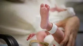 Zostawił przy łóżeczku syna włączoną kamerę. Nagranie obnażyło szokującą prawdę o położnej 