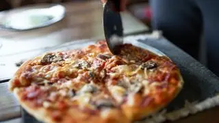 Jak zrobić pizzę idealną? Swój sekret zdradził uczestnikom "MasterChef Nastolatki" mistrz pizzy Valerio Valle