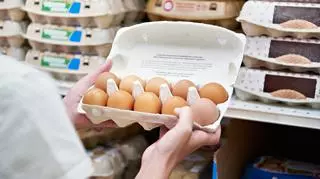 Salmonella w jajach sprzedawanych w popularnej sieci. "Spożycie może prowadzić do wymiotów i biegunki"