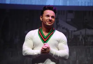 QCZAJ poleciał do mamy. "Potrzebuję tej łezki wzruszenia, co mi spływa po buzi"