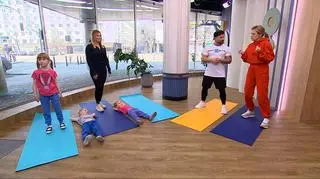 Qczaj ćwiczy z maluchami i opiekunami