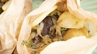 Zapiekane sakiewki z młodymi ziemniakami i kaszanką