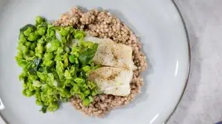 Pieczony halibut z gro-mole i kaszą gryczaną