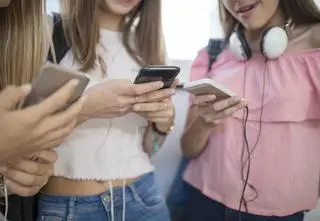 Dekolty u dziewczynek w podstawówce prowokują chłopców. Zapytaliśmy dyrekcję, co wydarzyło się szkołach