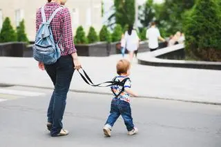 Dziecko przywiązane do ławki