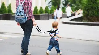 Matka przywiązała dziecko do ławki. "Mogę grillować, uprawiać ogród i bawić się z córką"