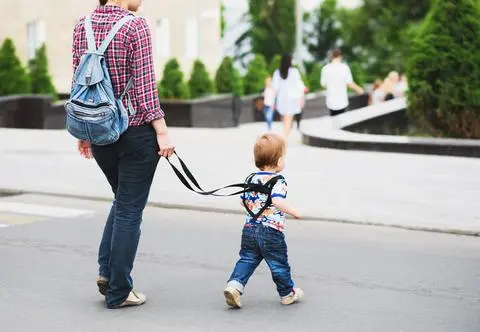Matka przywiązała dziecko do ławki. "Mogę grillować, uprawiać ogród i bawić się z córką"