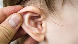 Półtoraroczna dziewczynka odzyskała słuch dzięki nowatorskiej metodzie. Pierwszy taki przypadek na świecie  