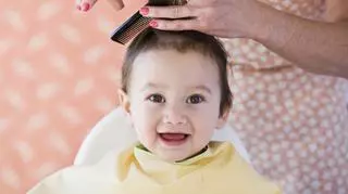 Dziecko podczas strzyżenia włosów