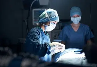 Szokujące wyniki badań. Ryzyko śmierci jest wyższe o 32%, jeśli kobietę operuje mężczyzna