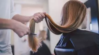 Cobra hair - gorący trend we fryzjerstwie. Na czym polega?