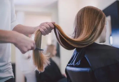 Cobra hair - gorący trend we fryzjerstwie. Na czym polega?