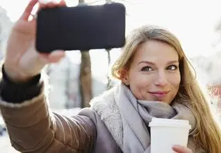 Obsesyjne robienie selfie może być oznaką choroby? Naukowcy wyróżnili trzy etapy uzależnienia