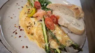 Francuskie śniadanie: Omlet z pieczonymi szparagami i łososiem