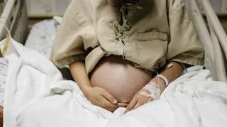 Złośliwy guz w jej brzuchu ważył więcej od dziecka. Lekarze wysłali ciężarną do fizjoterapeuty