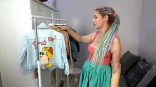 Gdy miała 5 lat straciła rękę. Teraz maluje ubrania, które podbijają Europę. "To może pomóc nie tylko mi" 