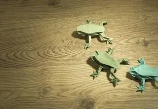 Origami – żaba skacząca, z kółek lub szablonu