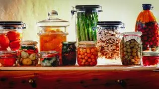 Aktualnie czytasz: Proste przepisy na studenckie obiady, które można włożyć do słoików. Sprawdź jak je zawekować!