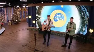 Błażej Latos w utworze “Poduchowy chill” 