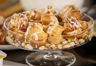 Ptysie z kremem z ciemnej czekolady, daktylowym karmelem i bez cukru - przepis Bartka Boratyna