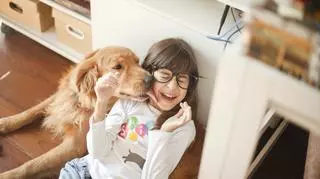Zachowanie psa rozczuliło internautów. "To urocze, kiedy szczeniaki są tak czułe dla dzieci"