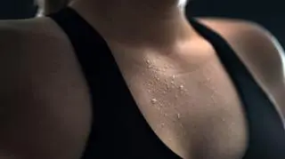 Influencerka sprzedaje fanom swój pot za pieniądze? "500 dolarów za sztukę"