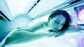 Jak korzystać z solarium, by opalanie było bezpieczne? Kto nie powinien opalać się w solarium?