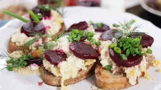 Dziadowska jajecznica z chrzanem i burakiem w szczypiorku