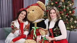Paulina Krupińska i Zosia Ślotała z misiem