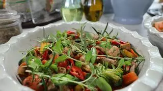 Polędwiczka wieprzowa z pomidorami i warzywami na patelnię