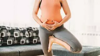 kobieta w ciąży ćwiczy w domu